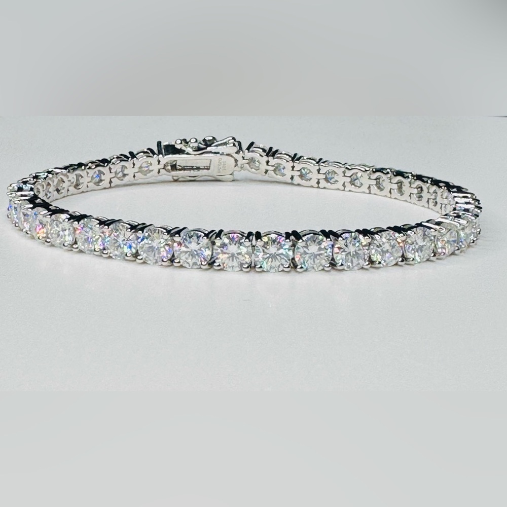 MOISSANITE 20 Carat 18K White Gold Tennis Bracelet
GRA CERTIFIED - Picture 3 of 4